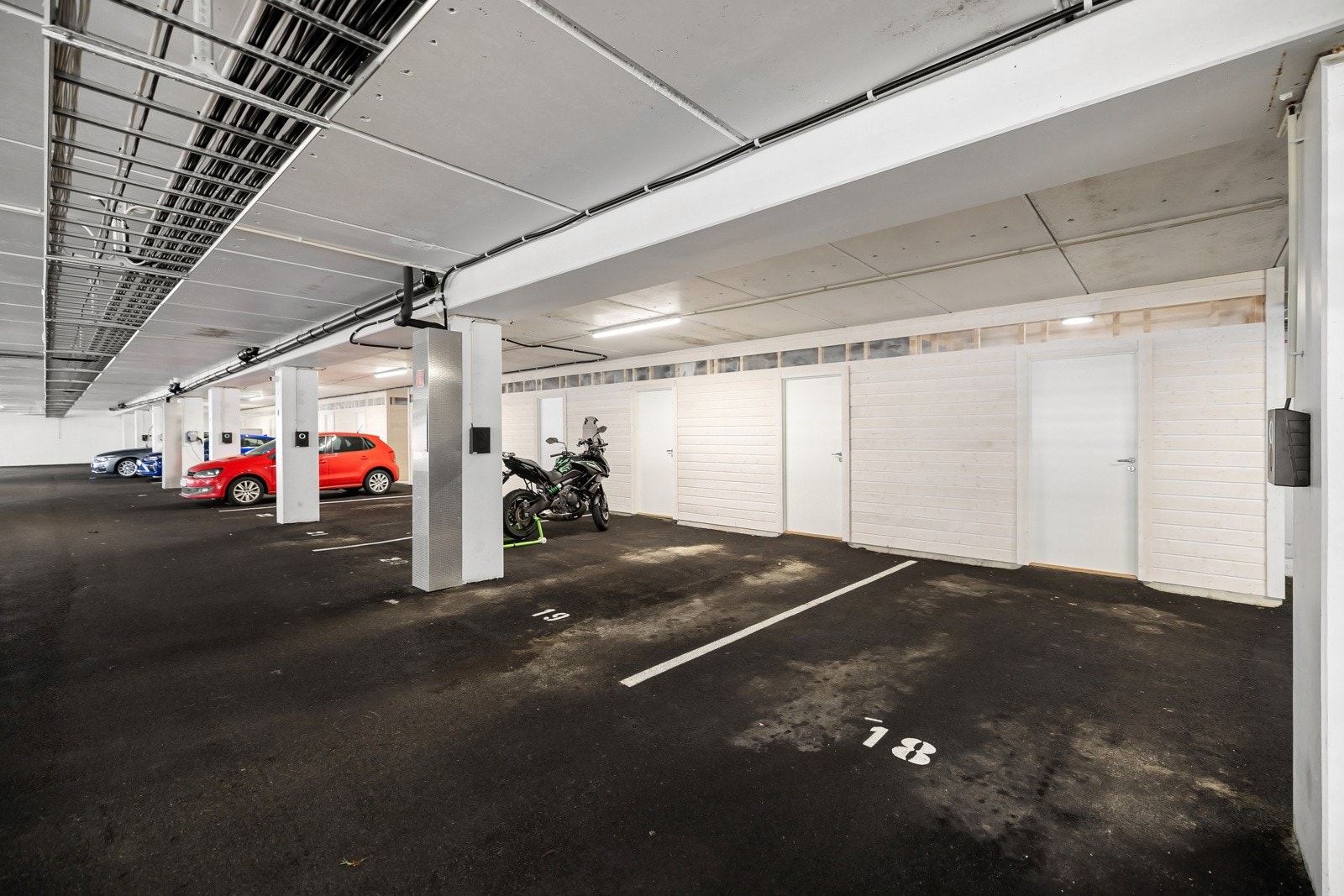 Det medfølger en fast parkeringsplass i garasjen med elbil-lader. Galleribilde