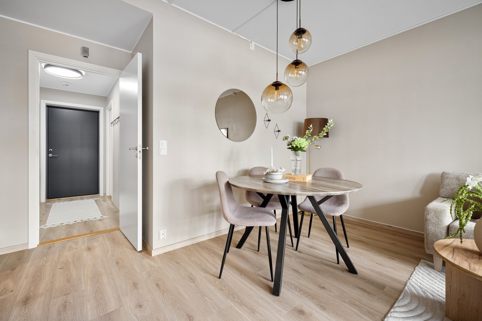 Fra entre kommer man inn i åpen stue/kjøkken løsning. Rommet er på 24 kvm Galleribilde