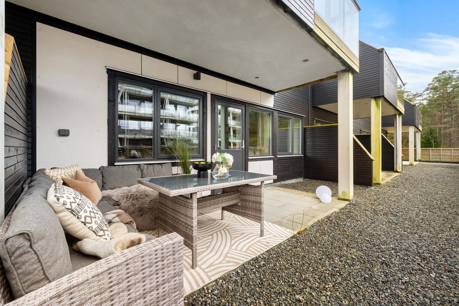 Leilighetene i 1.etasje har tillatelse til å bygge markterrasser. Terrassene skal bygges etter tegningene som ble vedlagt på årsmøte. Galleribilde