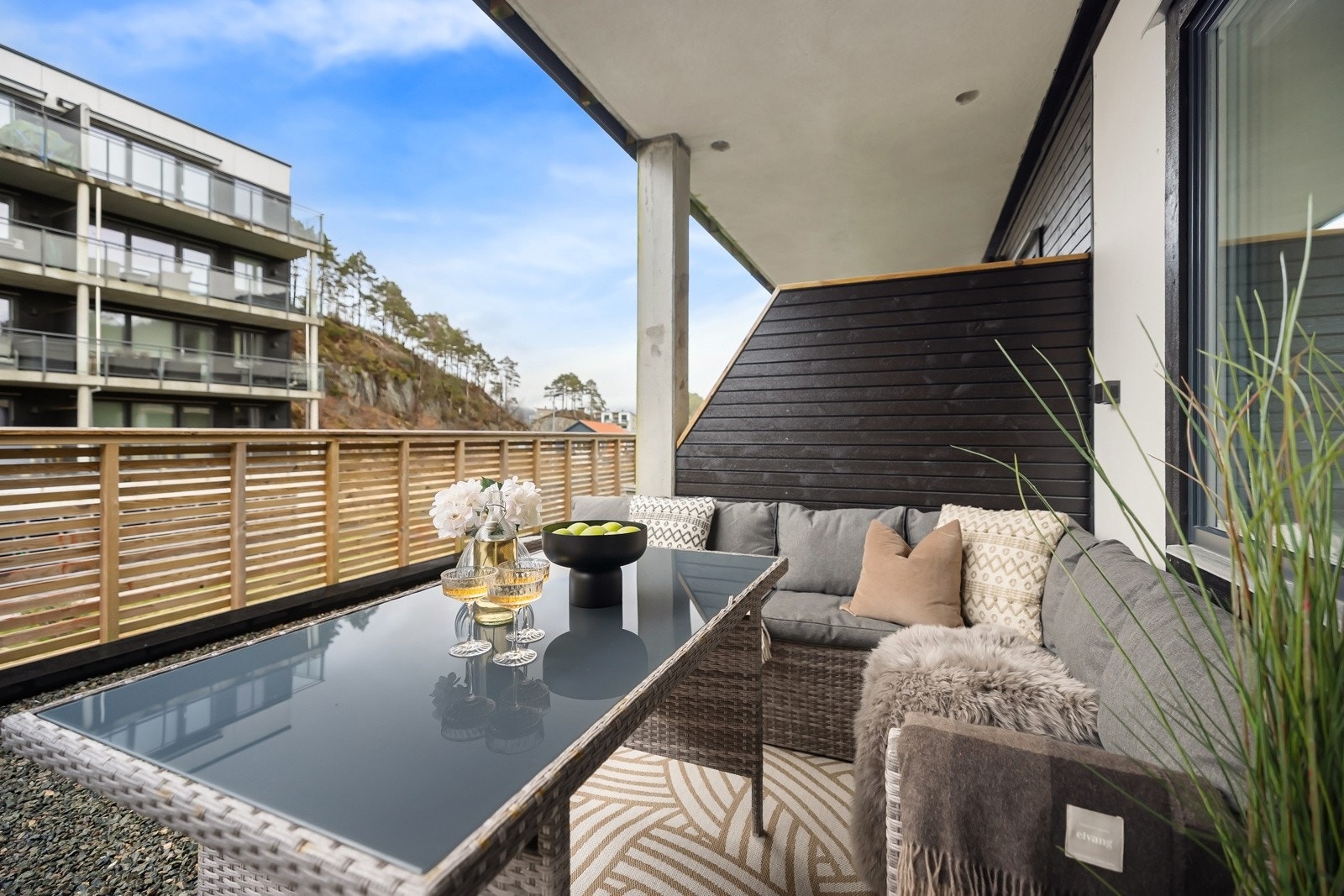 Her er det gjennomgående god og moderne standard, egen parkeringsplass med elbil-lader i garasjeanlegg, ekstern bod med strøm Galleribilde