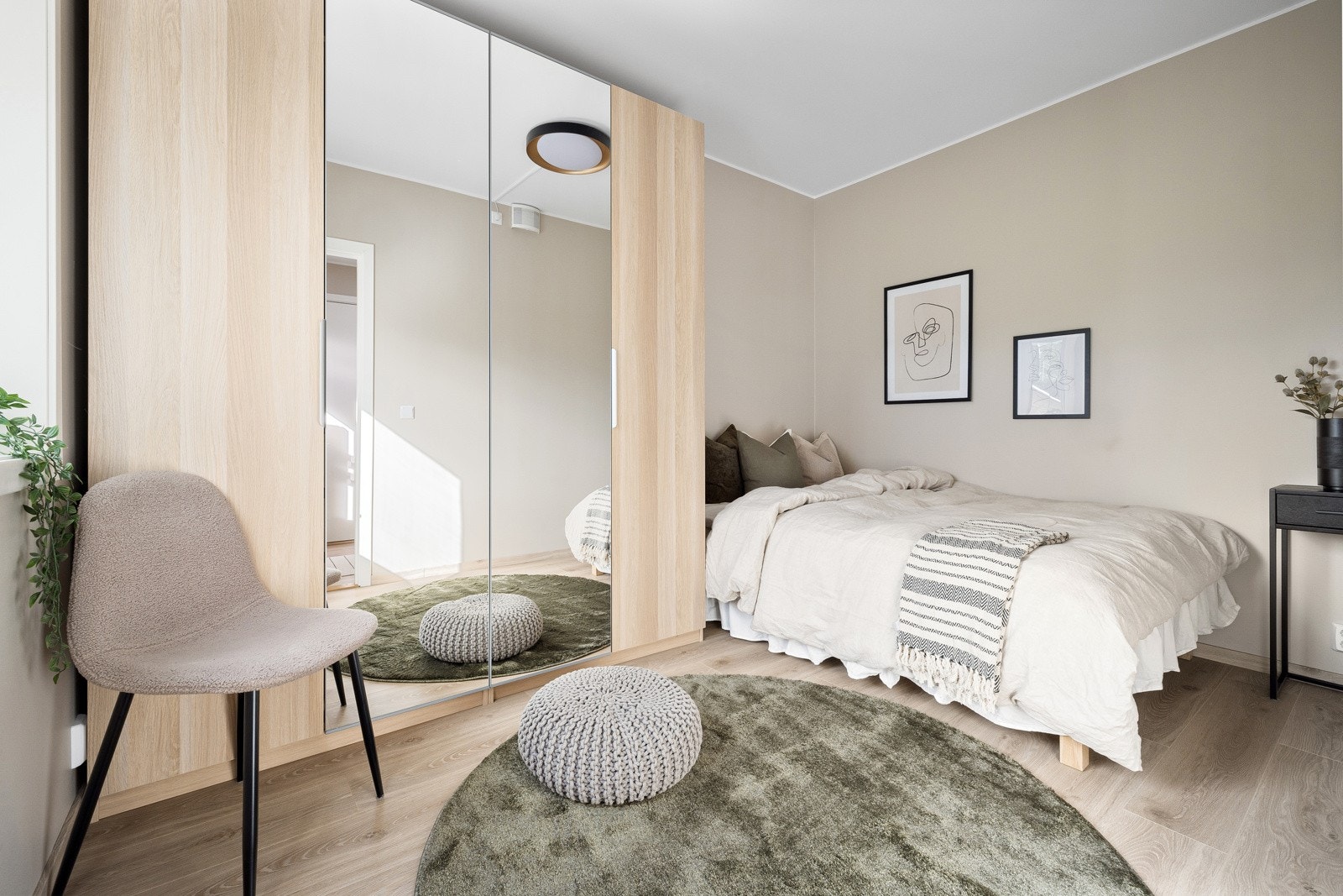 Soverom ved entre Galleribilde