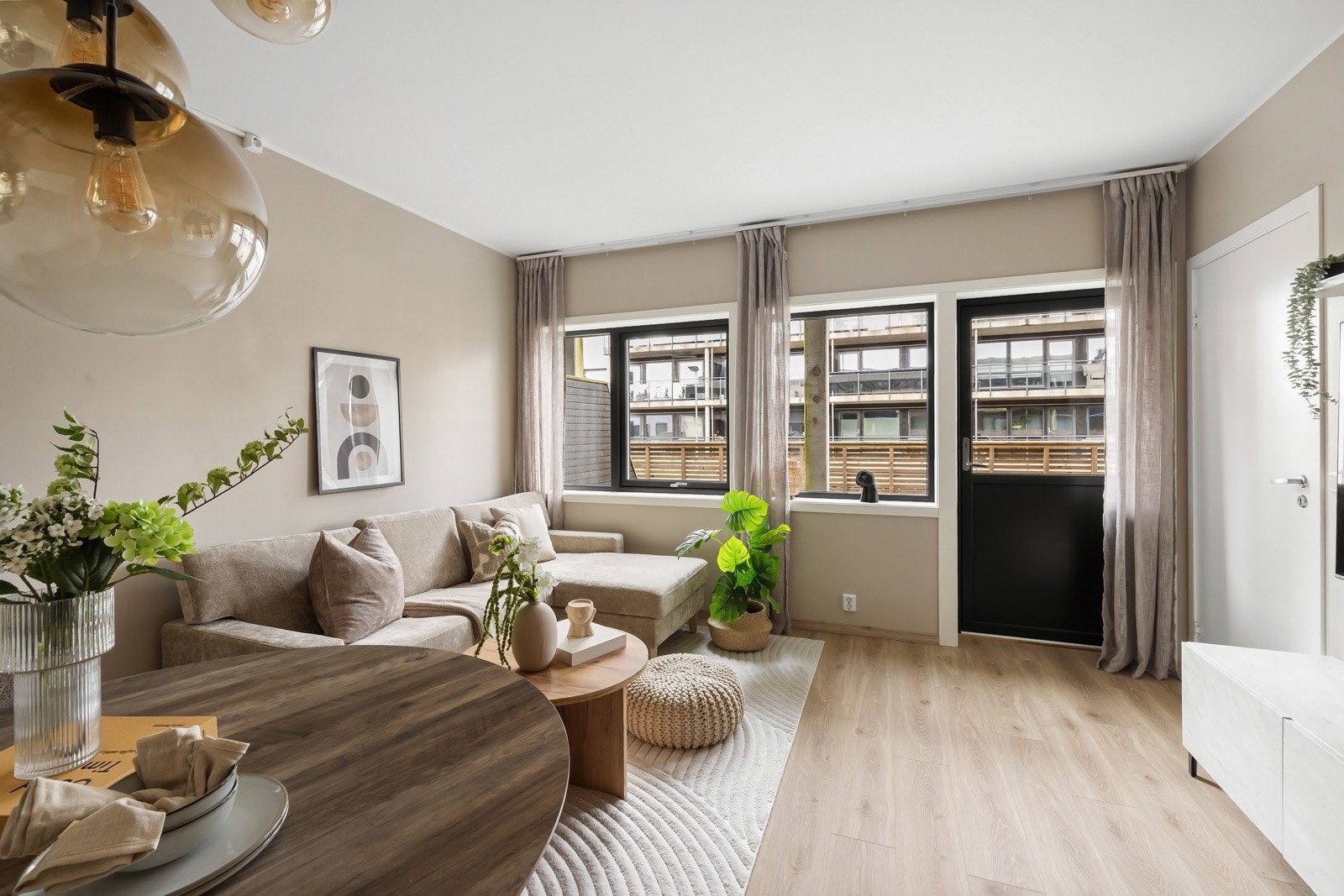 Gulvet er laminat med gulvlister i samme farge Galleribilde