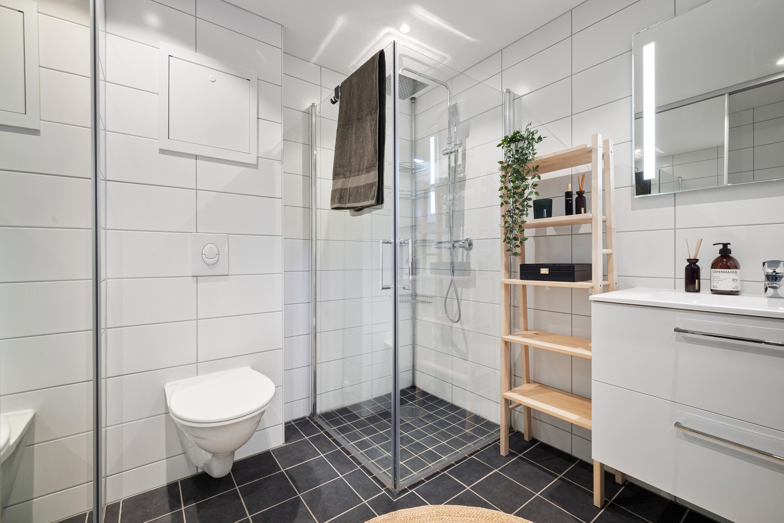 Moderne helfliset bad med varmekabler i gulv og spotter i tak Galleribilde