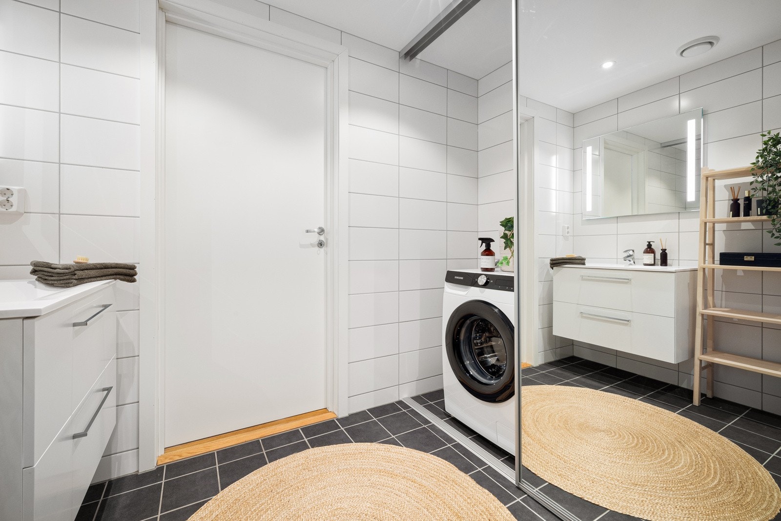 Opplegg for vaskemaskin, motorenhet for balansert ventilasjon og varmtvannstank er plassert bak skyvedørsløsning Galleribilde