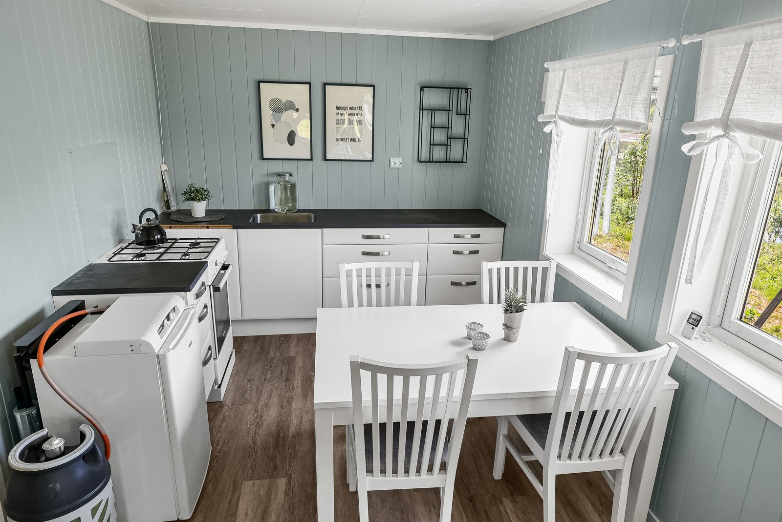 I rommet er det plass til et spisebord Galleribilde