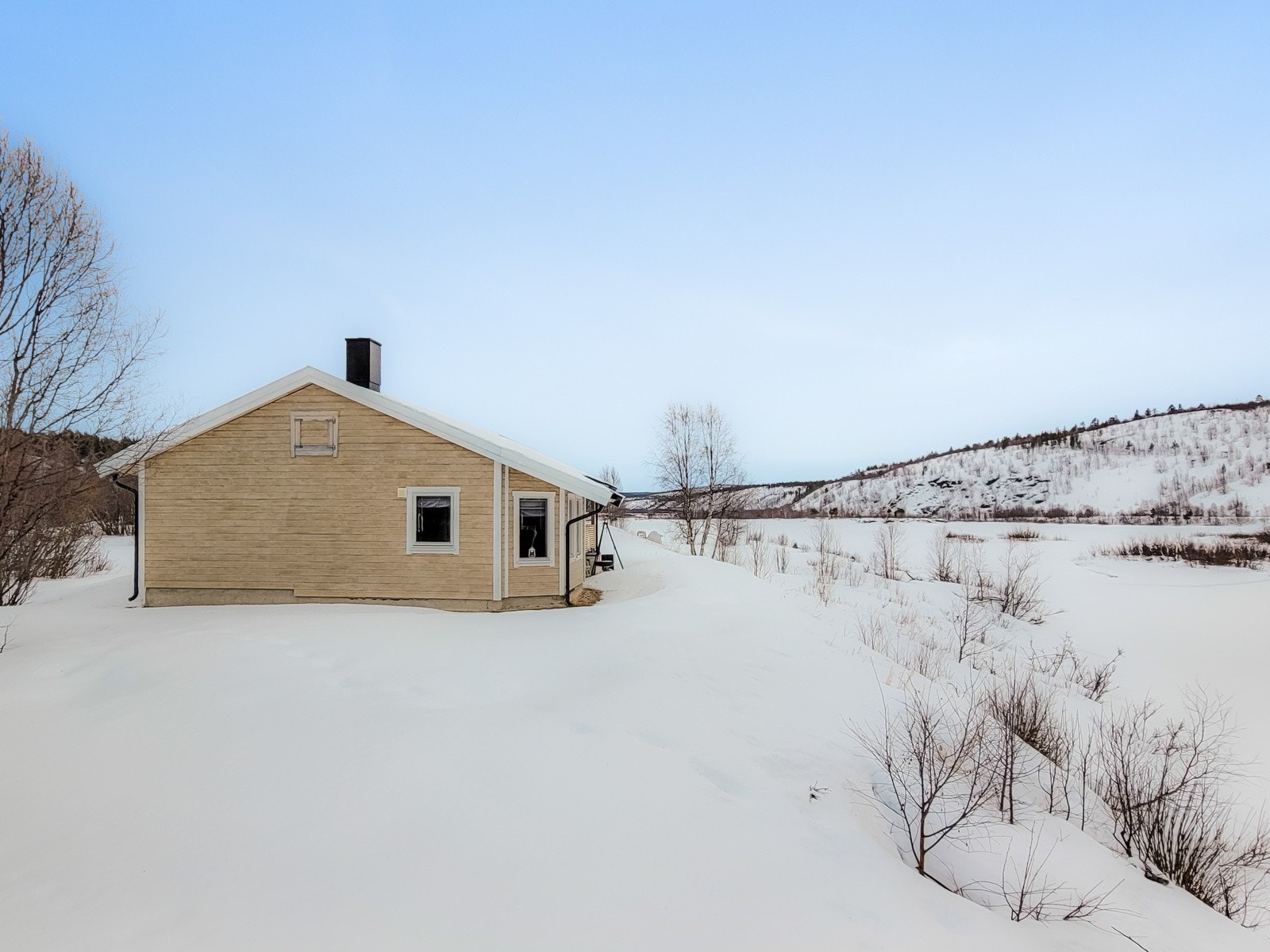 Flott beliggenhet like ved elva Galleribilde