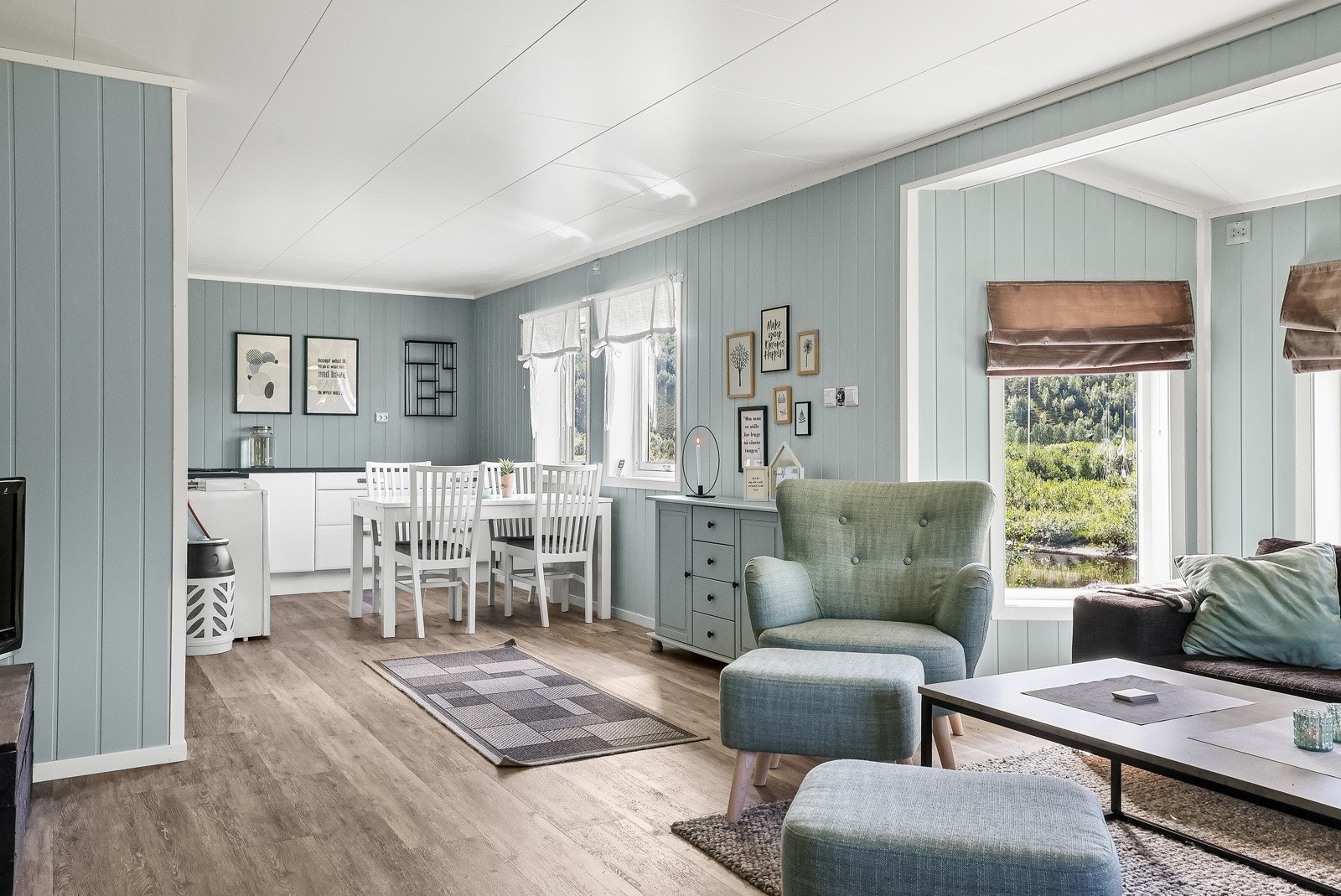 Gjennom vinduene er det flott utsikt Galleribilde