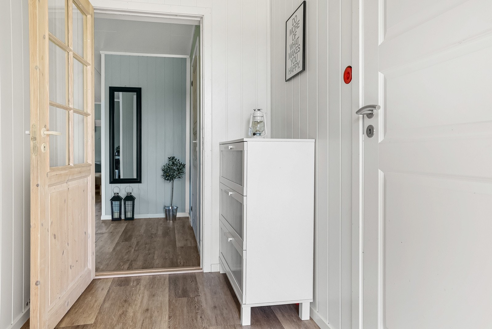 Vel inne gir entréen et innbydende førsteinntrykk av hytten. Her er det plass til jakker og sko, samt oppbevaringsmøblement Galleribilde