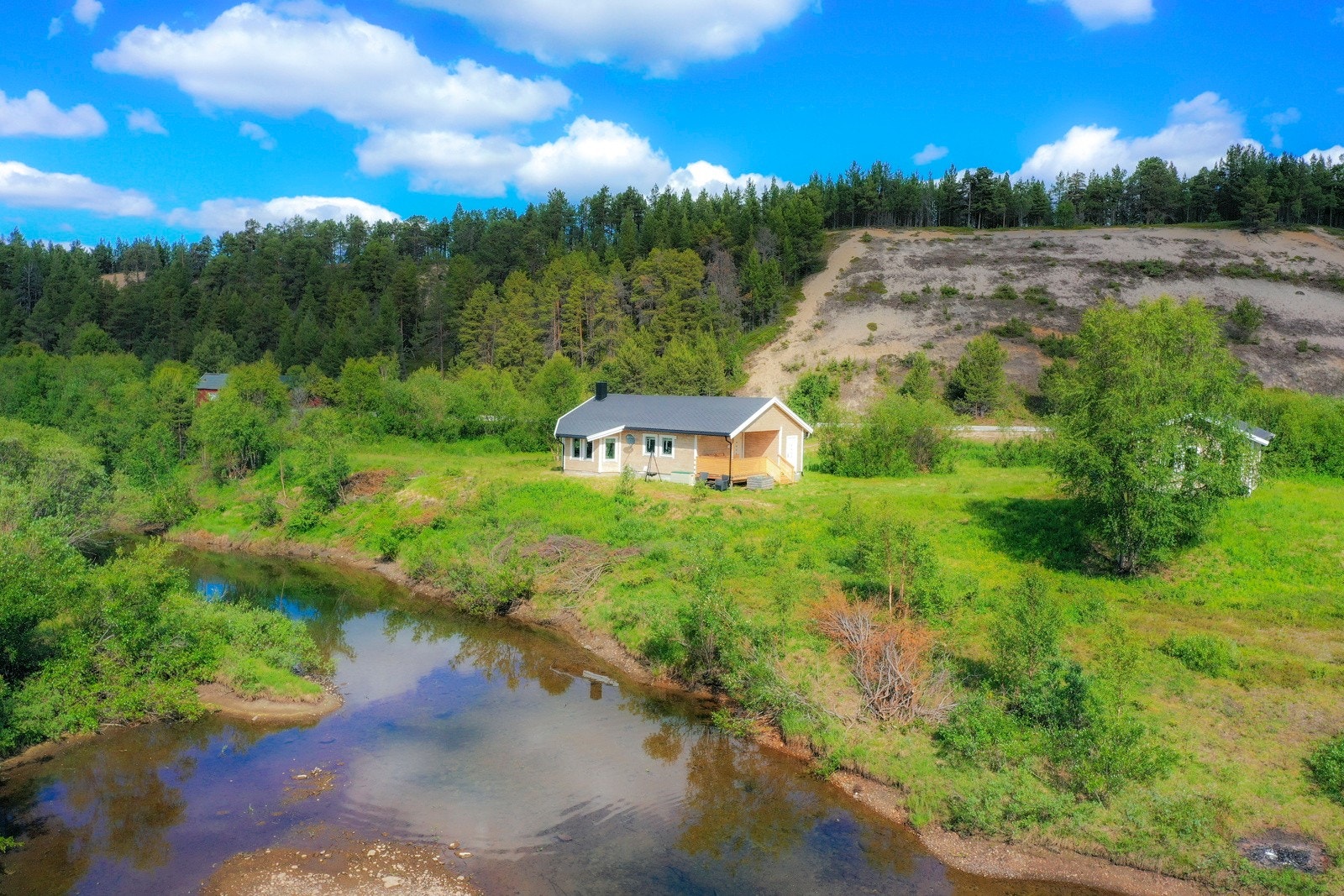 Hytten ligger i et rolig og tilbaketrukket område, med turmuligheter rett utenfor døren Galleribilde