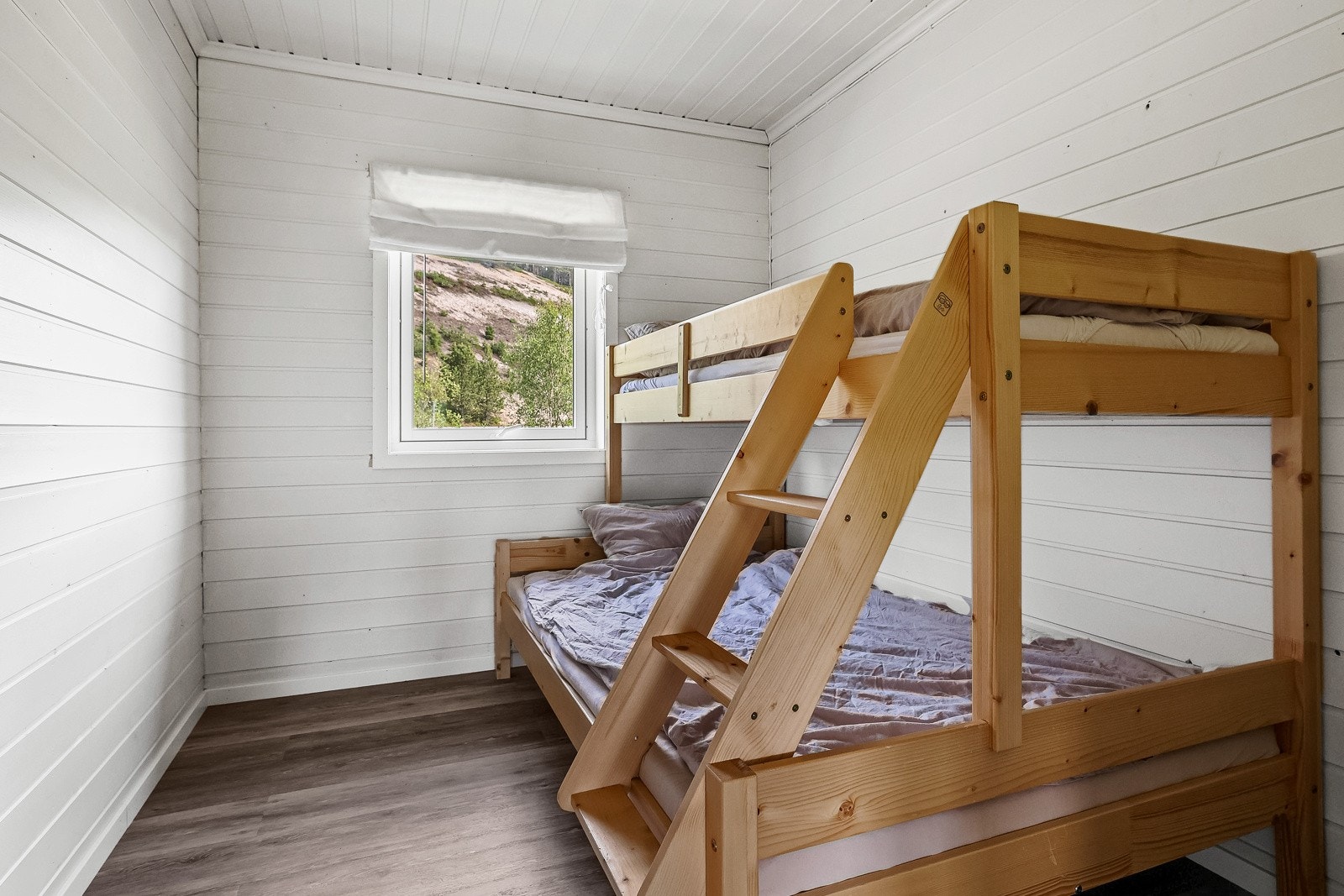 Soverommet har god plass til både seng og oppbevaring Galleribilde