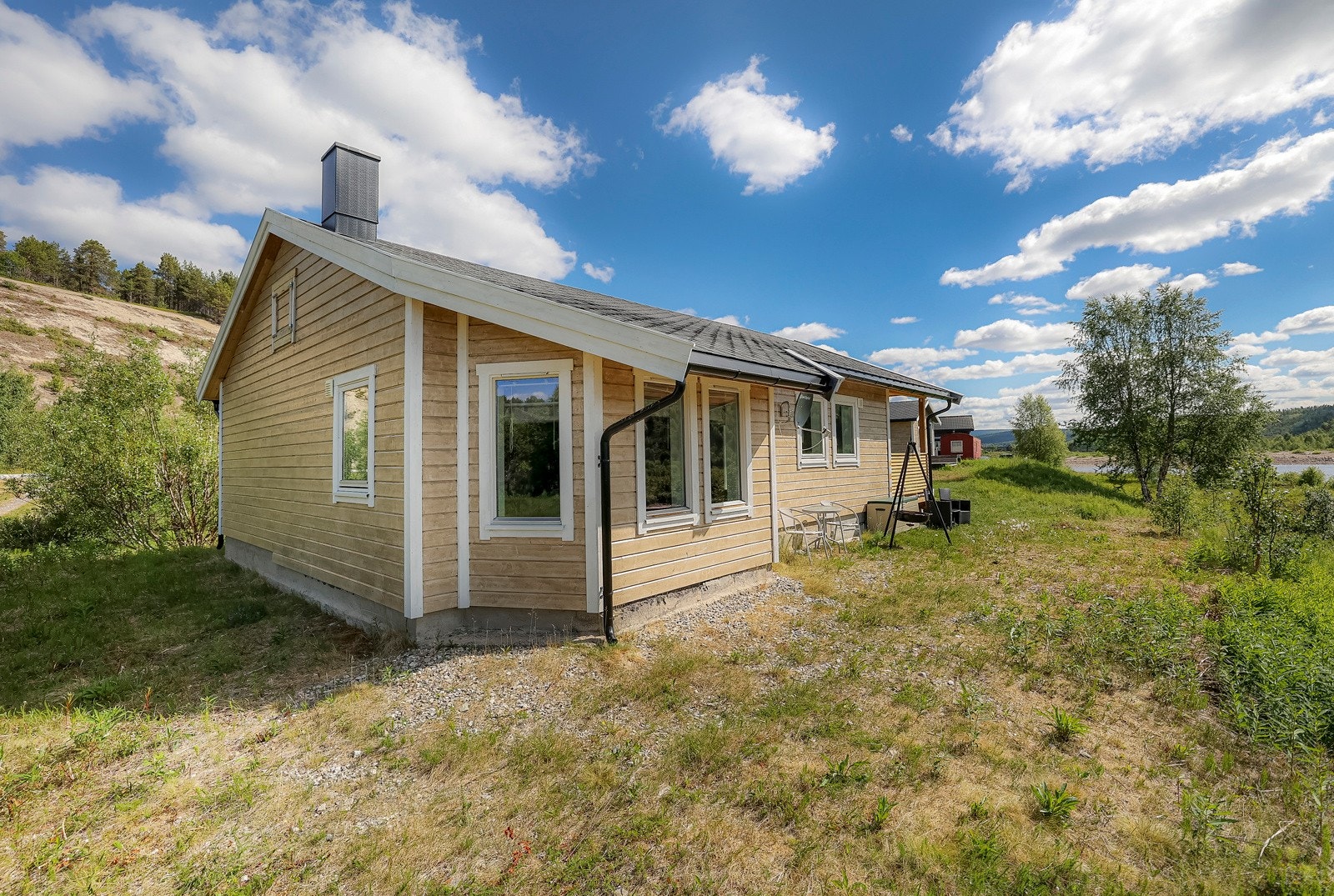 Hytten har et fint uteområde med terrasse ved inngangsparti, og stor hage Galleribilde