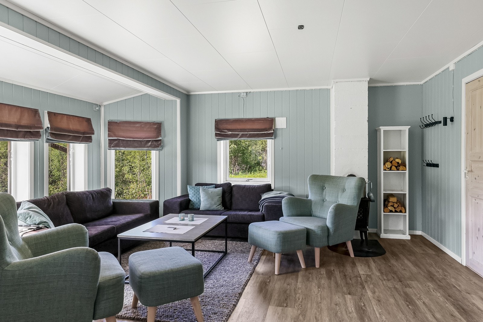 Rommet varmes opp via vedfyring Galleribilde