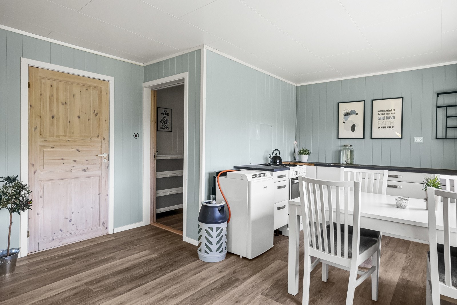 Benkeplaten er av laminat Galleribilde