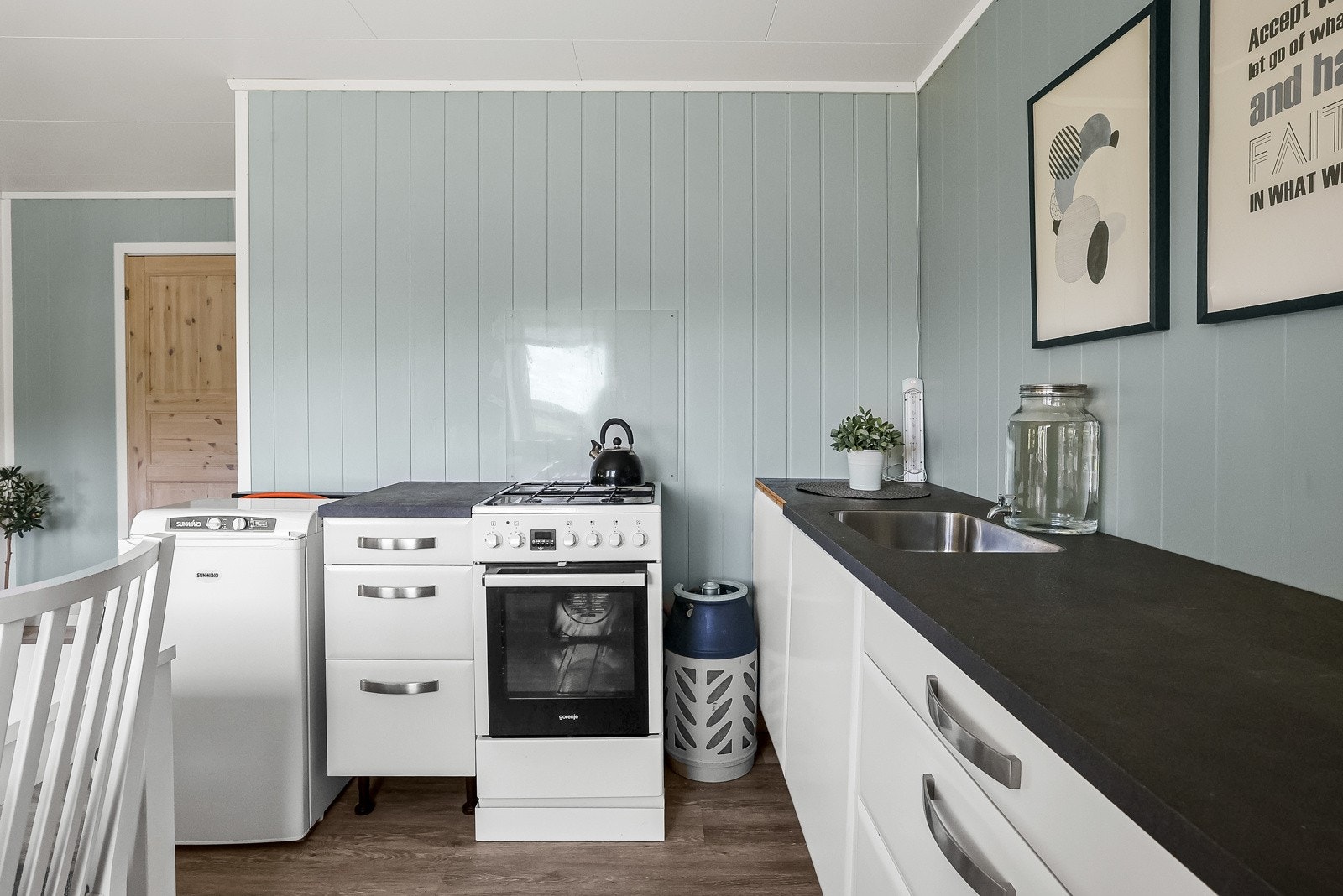 Det er frittstående kjøleskap og komfyr som går på gass, samt stikkontakter over kjøkkenbenk Galleribilde