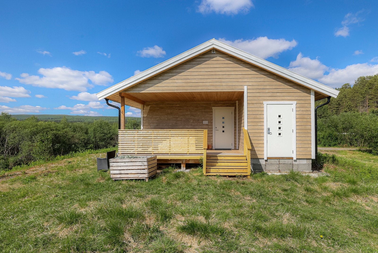 Nærmeste skiløype bare et steinkast unna, og rundt 10 minutter unna med bil finner du Karasjok Alpinbakke Galleribilde
