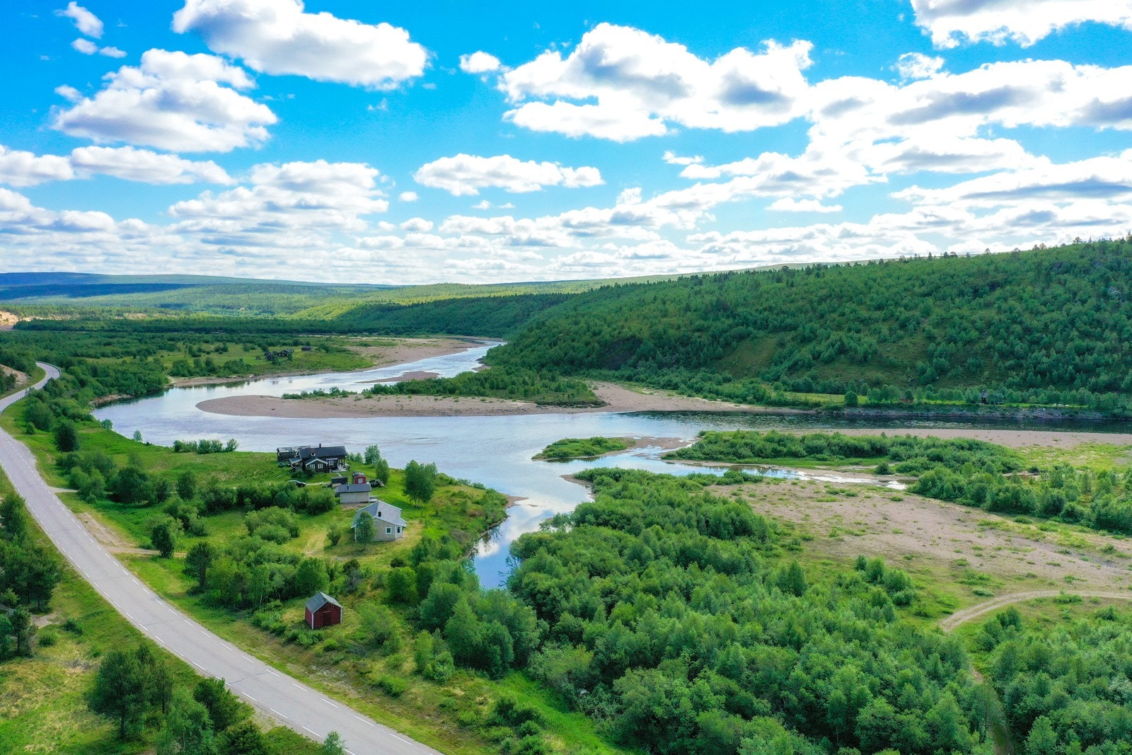Lakselv lufthavn Banak ligger ca. 1 time og 10 min unna, og til Alta er det rundt 2 timer og 30 minutter Galleribilde