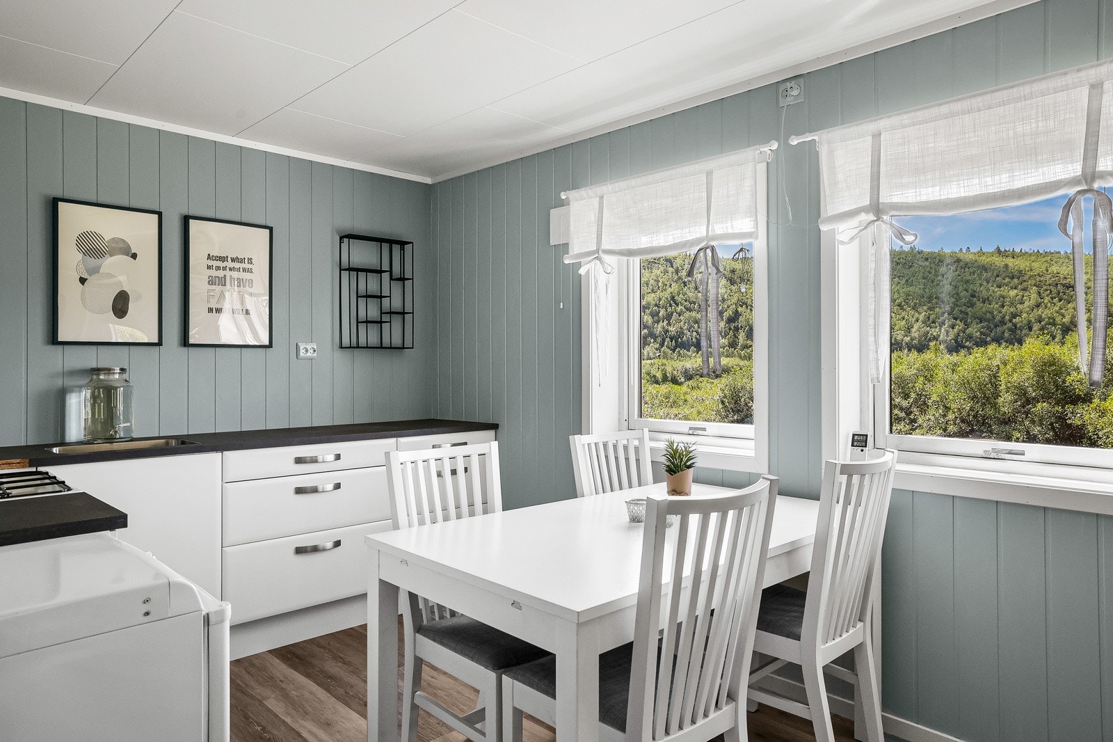 Innredningen er i fra 2015/ 2016 og har hvite, glatte fronter Galleribilde