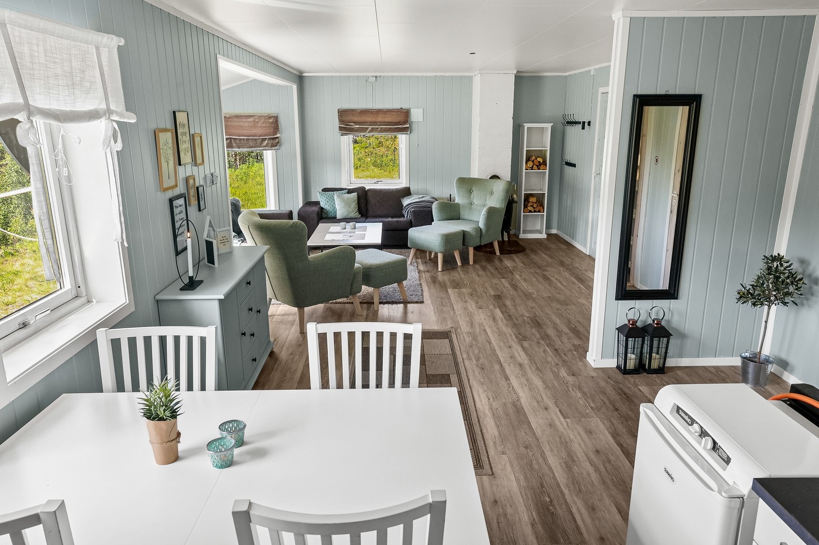 Kjøkkenet og stuen er i en åpen løsning Galleribilde