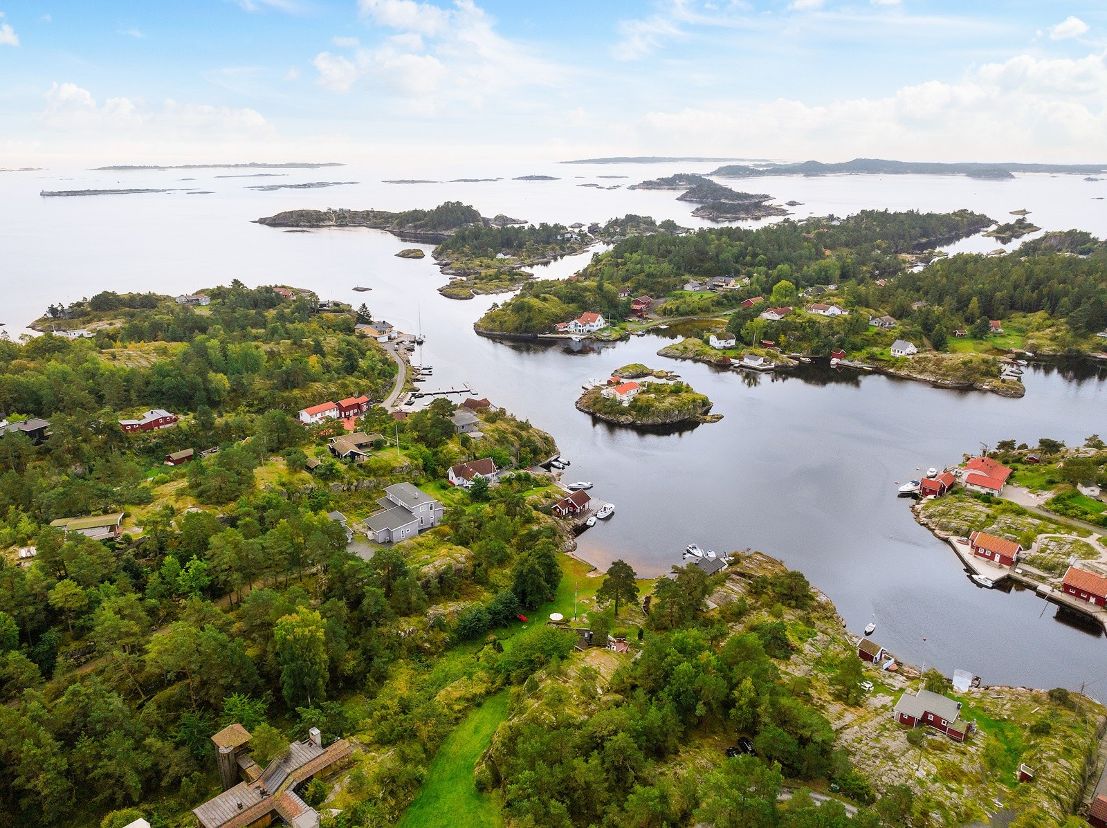 Kapern ligger lunt og solrikt til ute ved Hafsund på Kjønnøya. Galleribilde