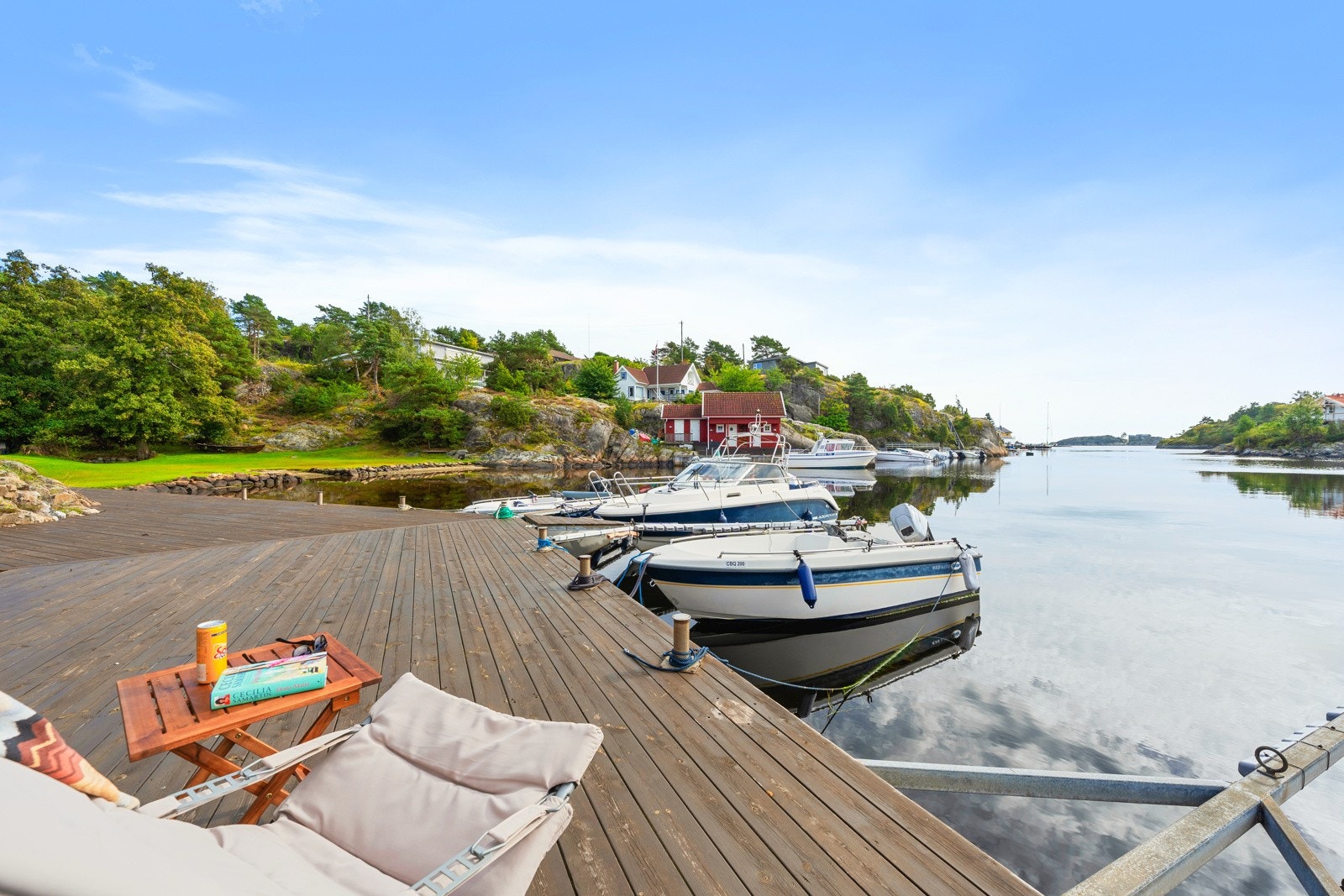 Eiendommen ligger i et ekstremt lunt og idyllisk område med kort vei til spisesteder på både Havparadiset Hafsund og sjøterrassen Galleribilde