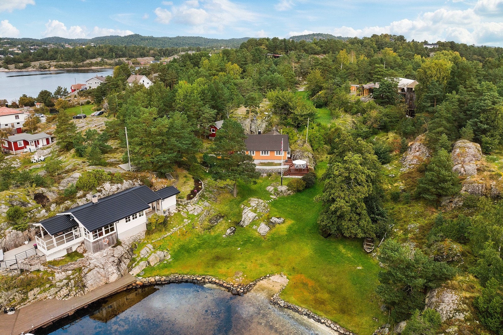Hytta ligger litt tilbaketrukket med storgresslette, og en deilig strand rett i front. Galleribilde