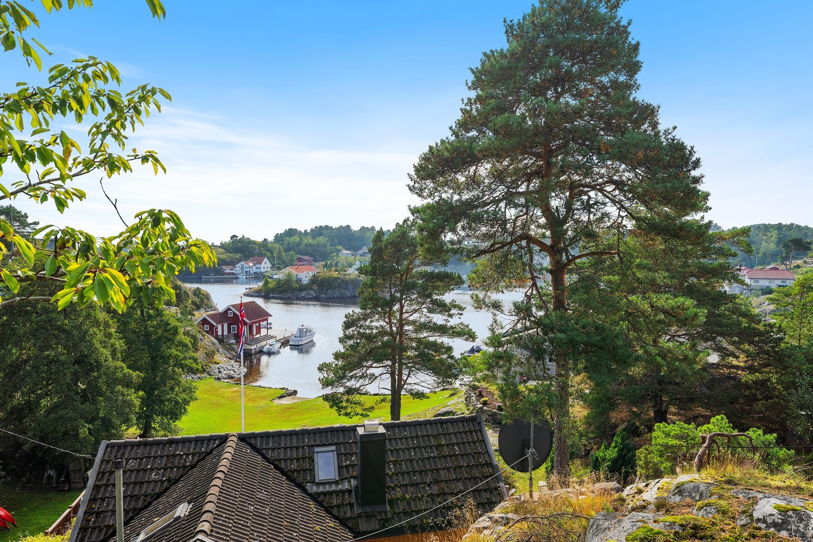 Flott utsikt lengst bak på tomten som grenser til Villa Busk. Galleribilde