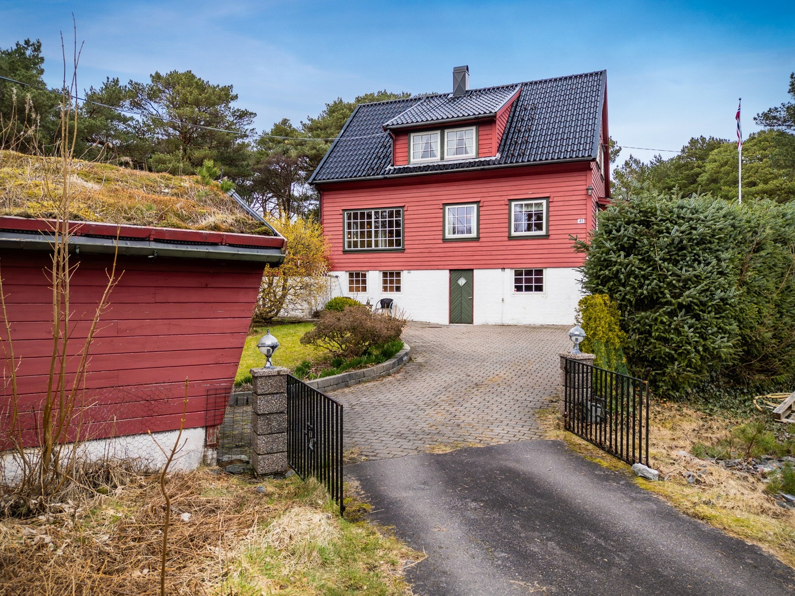- Boligen ligger i Buneset på Haugland i enden av veien , skjermet og uten gjennomgangstrafikk - Galleribilde
