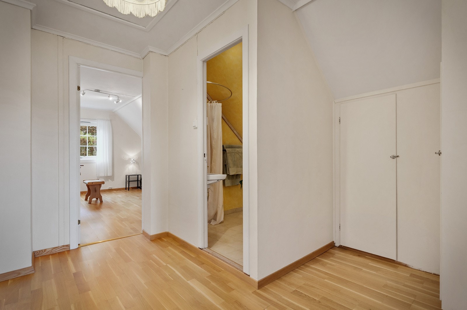- Inngang til baderom fra gang - Galleribilde