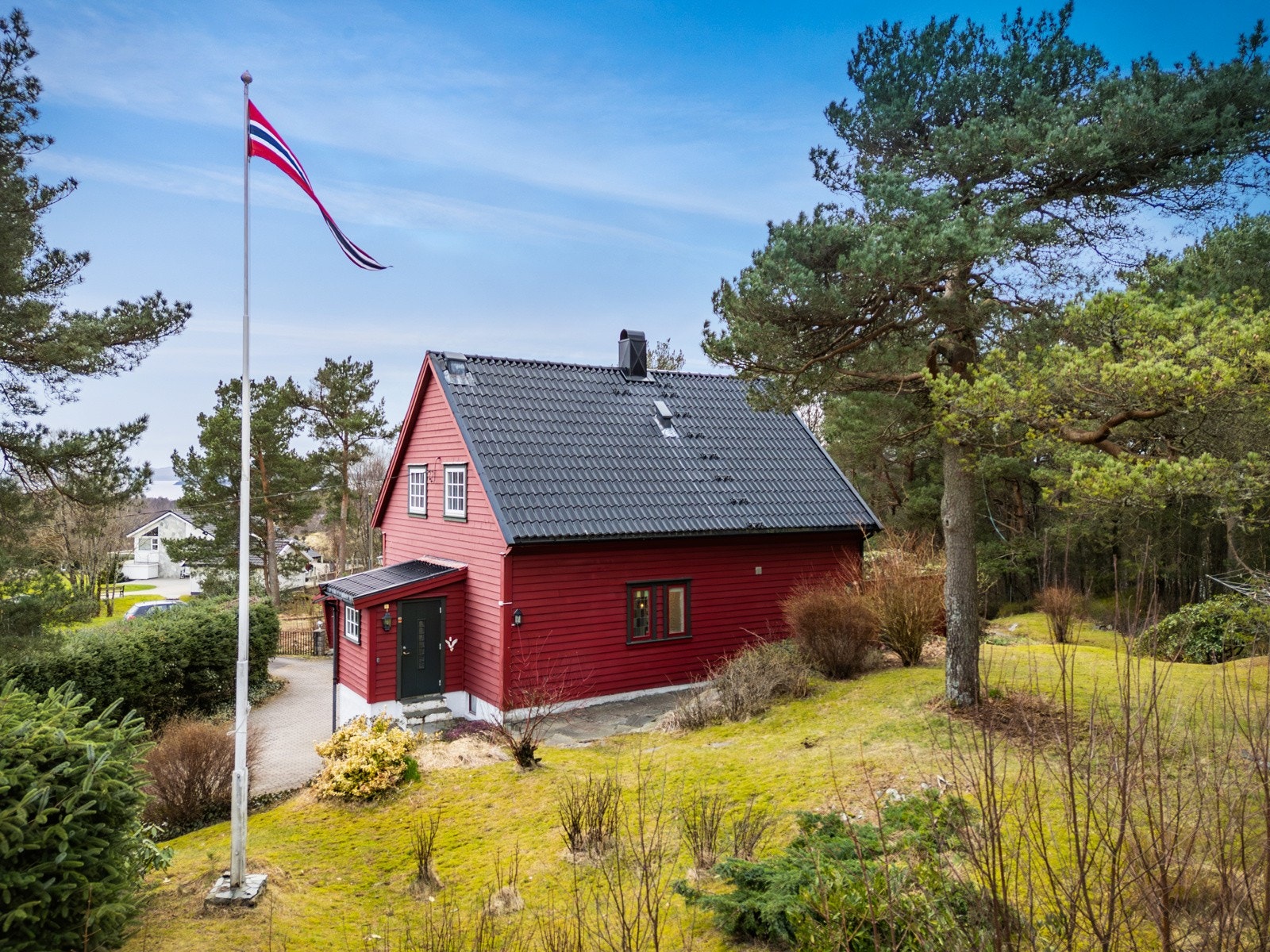 - En flott opparbeidet tomt som er tatt godt vare på opp igjennom årene - Galleribilde