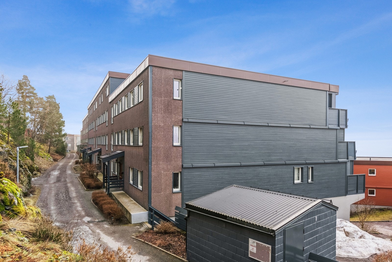 Leiligheten ligger i et veletablert, attraktivt og barnevennlig område på Sloreåsen i Oslo kommune. Området preges av rolige omgivelser, moderne bebyggelse og kort vei til flotte naturområder. Galleribilde