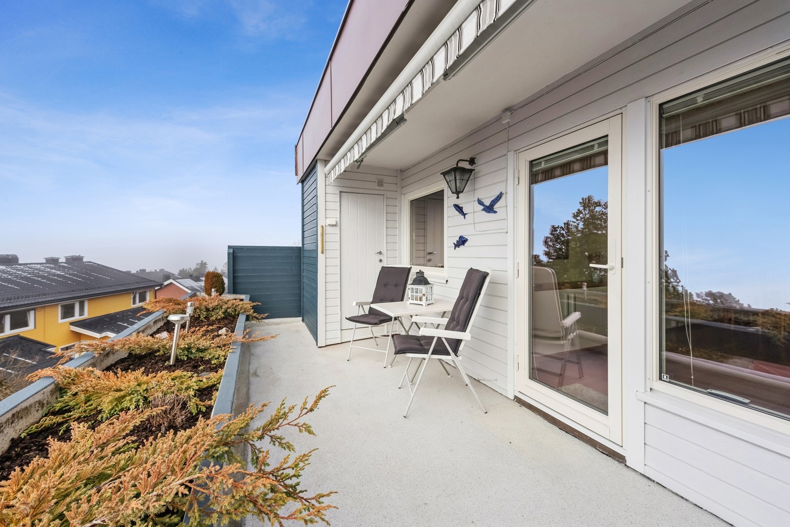 Fra stuen er det utgang til vestvendt terrasse på ca. 10kvm med fantastisk utsikt mot fjorden. Her er det god plass til ønsket møblement og grill hvor man kan invitere venner og familie til hyggelige sammenkomster. Galleribilde