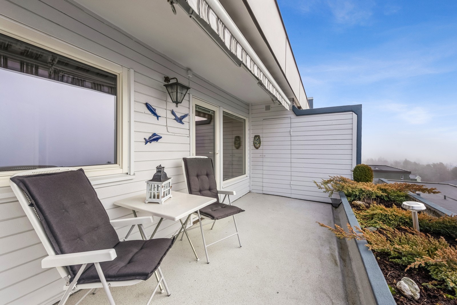 Videre har du tilgang til to utvendige boder på ca. 1,24 m² og 2,48 m². Terassenen er forøvrig også utstyrt med markise og utelys. Galleribilde