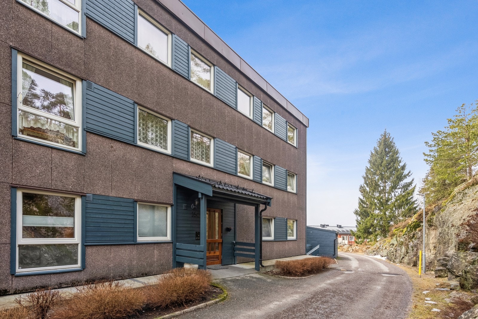 Leiligheten har en flott beliggenhet på enden med vestvendt utsikt og gode solforhold. Dette er et svært ettertraktet, bilfritt strøk med asfalterte gangveier, ideelt for både barnefamilier og frilufts entusiaster. Galleribilde