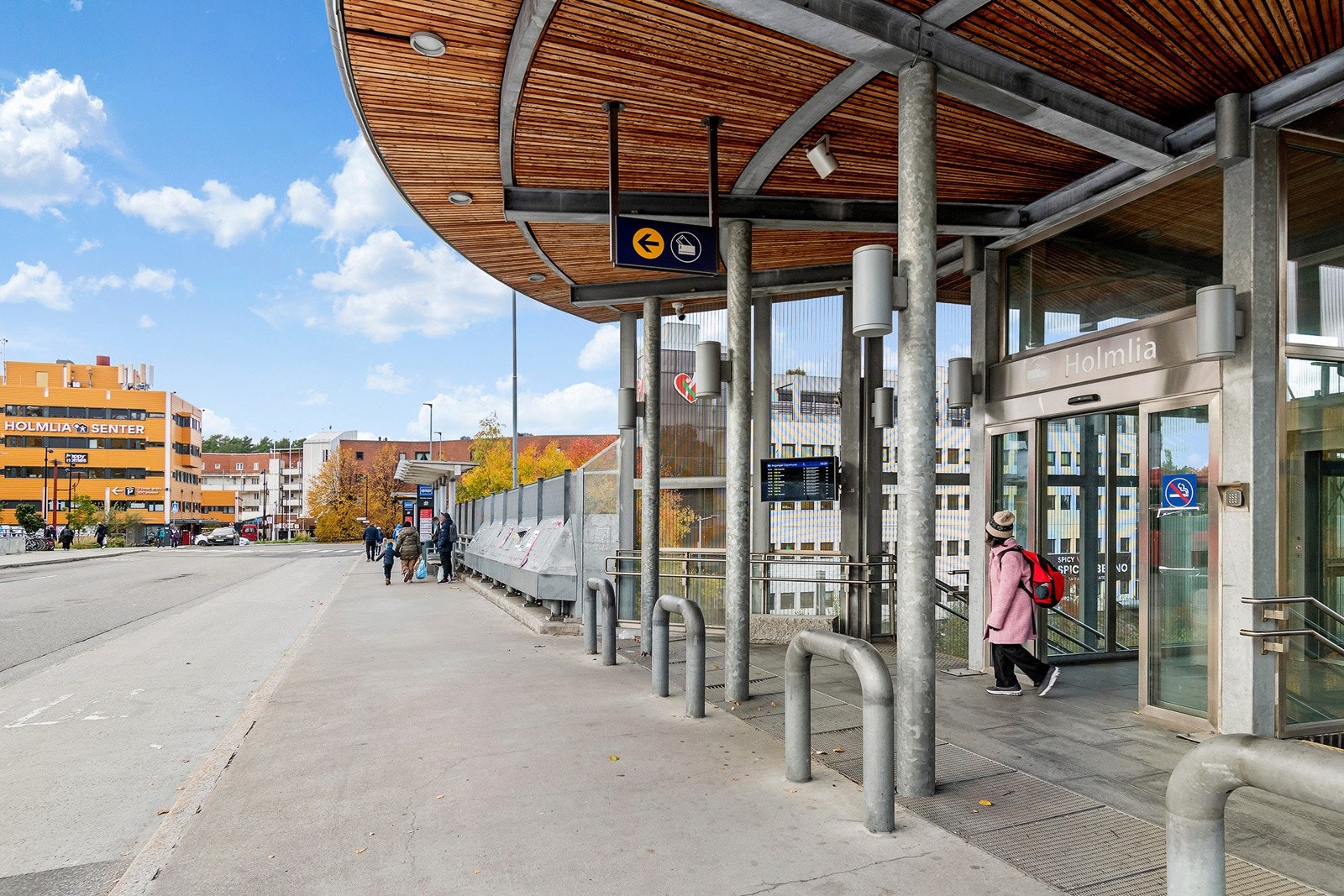 God offentlig kommunikasjon. Fra Holmlia stasjon går direktebuss til sentrum (80 E) som tar ca. 25 minutter. Det går nattbuss til Holmlia stasjon. Galleribilde