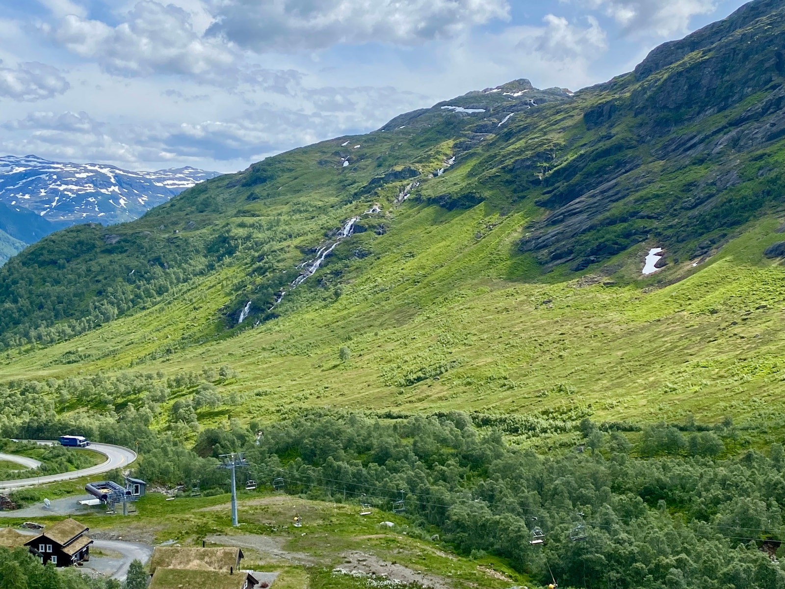 Hyttetomtene ligg øvst i hyttefeltet - rett ved sida av stolheisen Galleribilde