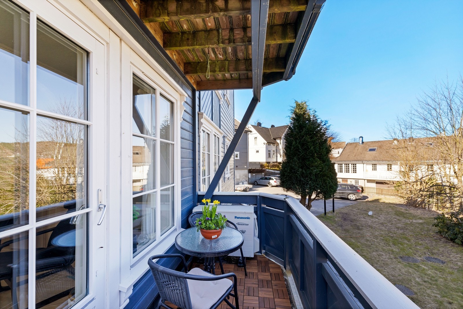 Veranda med plass til lite bord og stoler Galleribilde