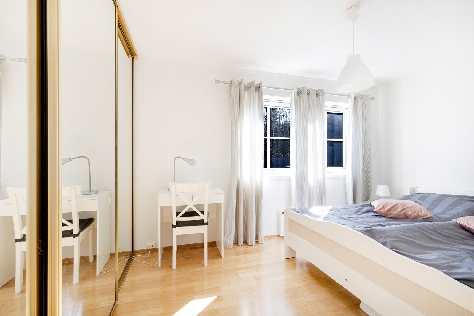 Skyvedørsgarderobe på hovedsoverom Galleribilde