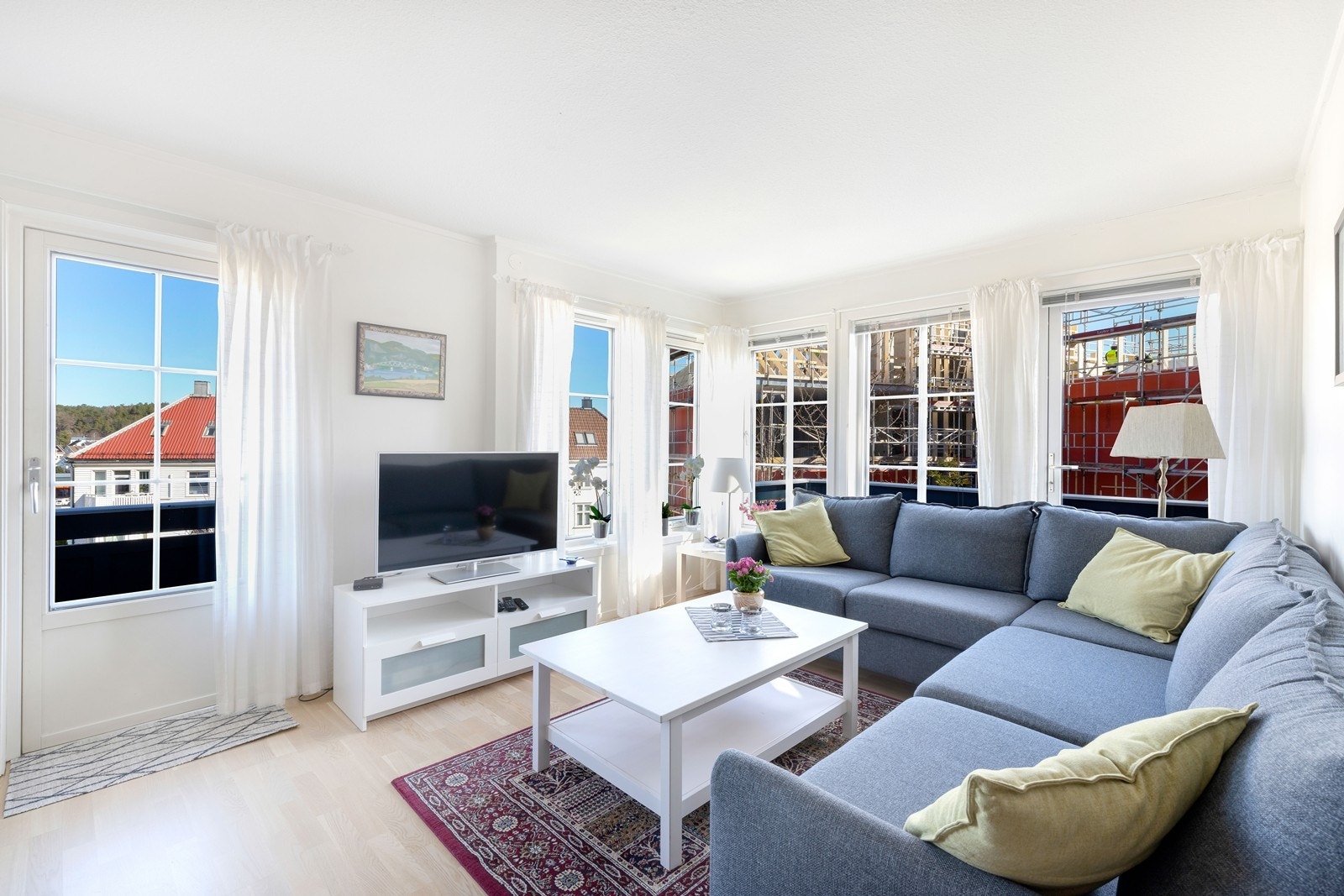 God plass til sofagruppe i stue. Utgang til veranda fra stue. Galleribilde