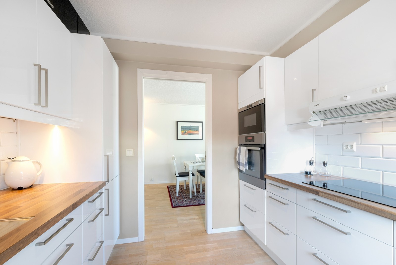 Kjøkken med integrerte hvitevarer Galleribilde