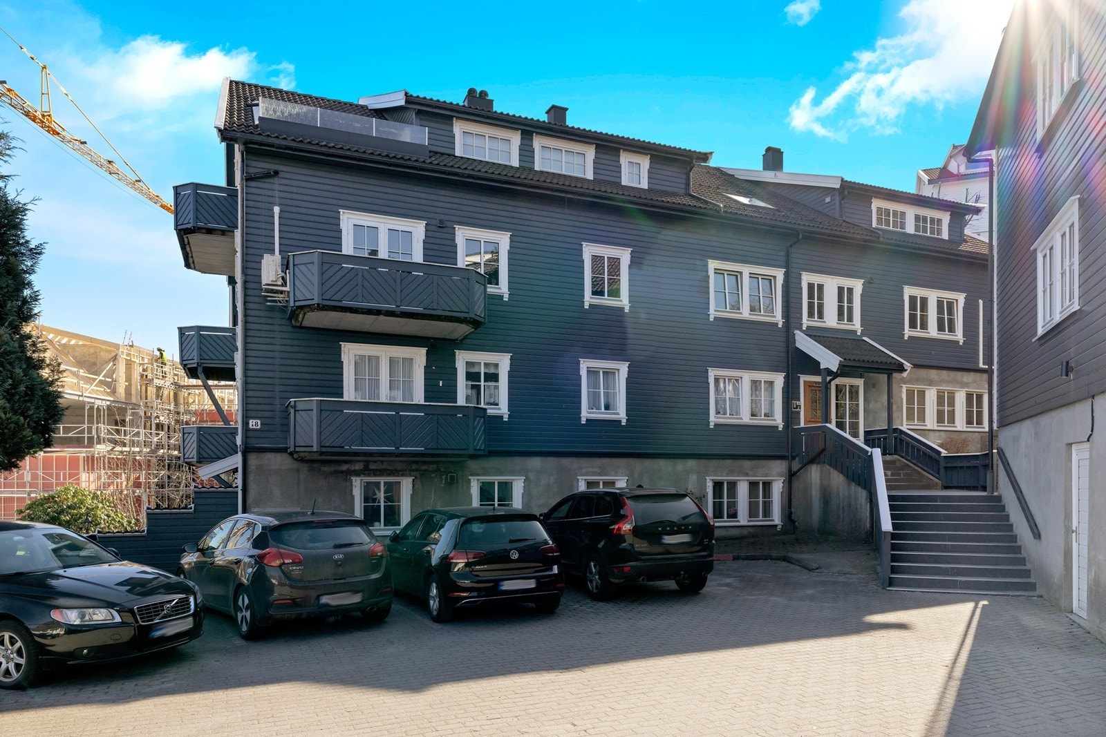 Fasade. Tilhørende en biloppstillingsplass på tomt Galleribilde