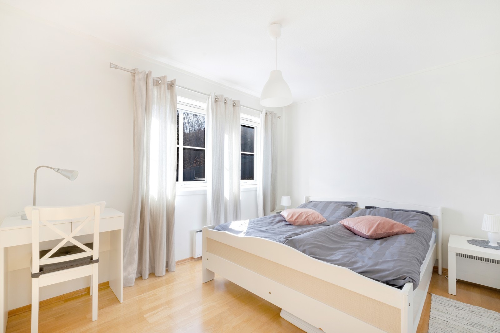 Hovedsoverom med god plass til dobbeltseng Galleribilde