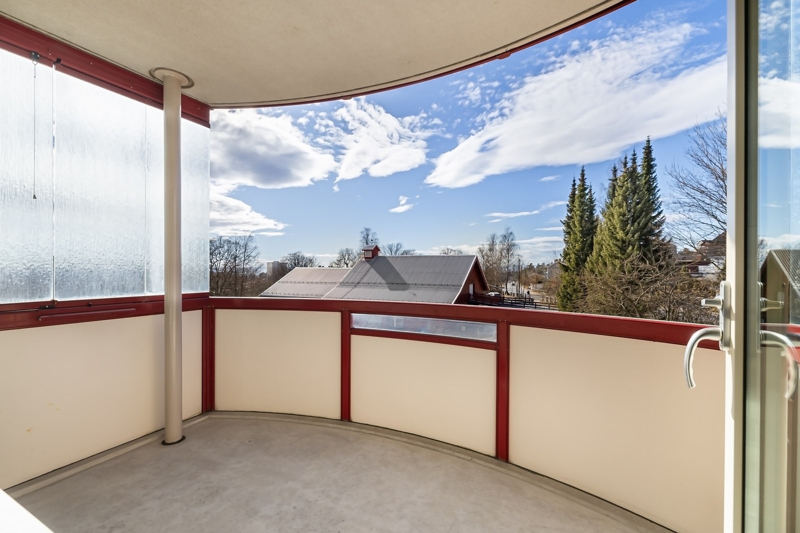 Fra stuen er det utgang til en romslig balkong Galleribilde