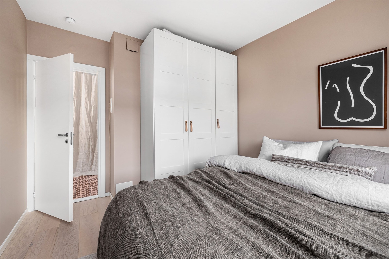 Rommet har rikelig med lysinnslipp og passer like godt som soverom, her illustrert fra en naboleilighet Galleribilde