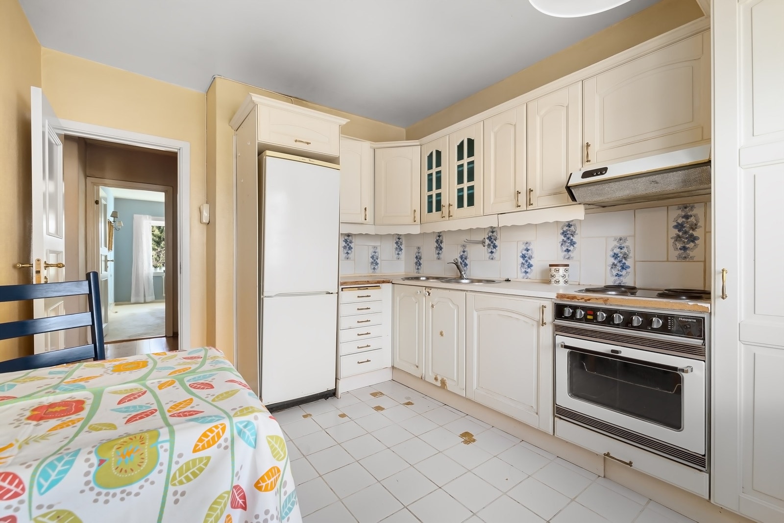 Gulvflatene og kjøkkeninnredning bærer preg av slitasje og bør byttes ut Galleribilde