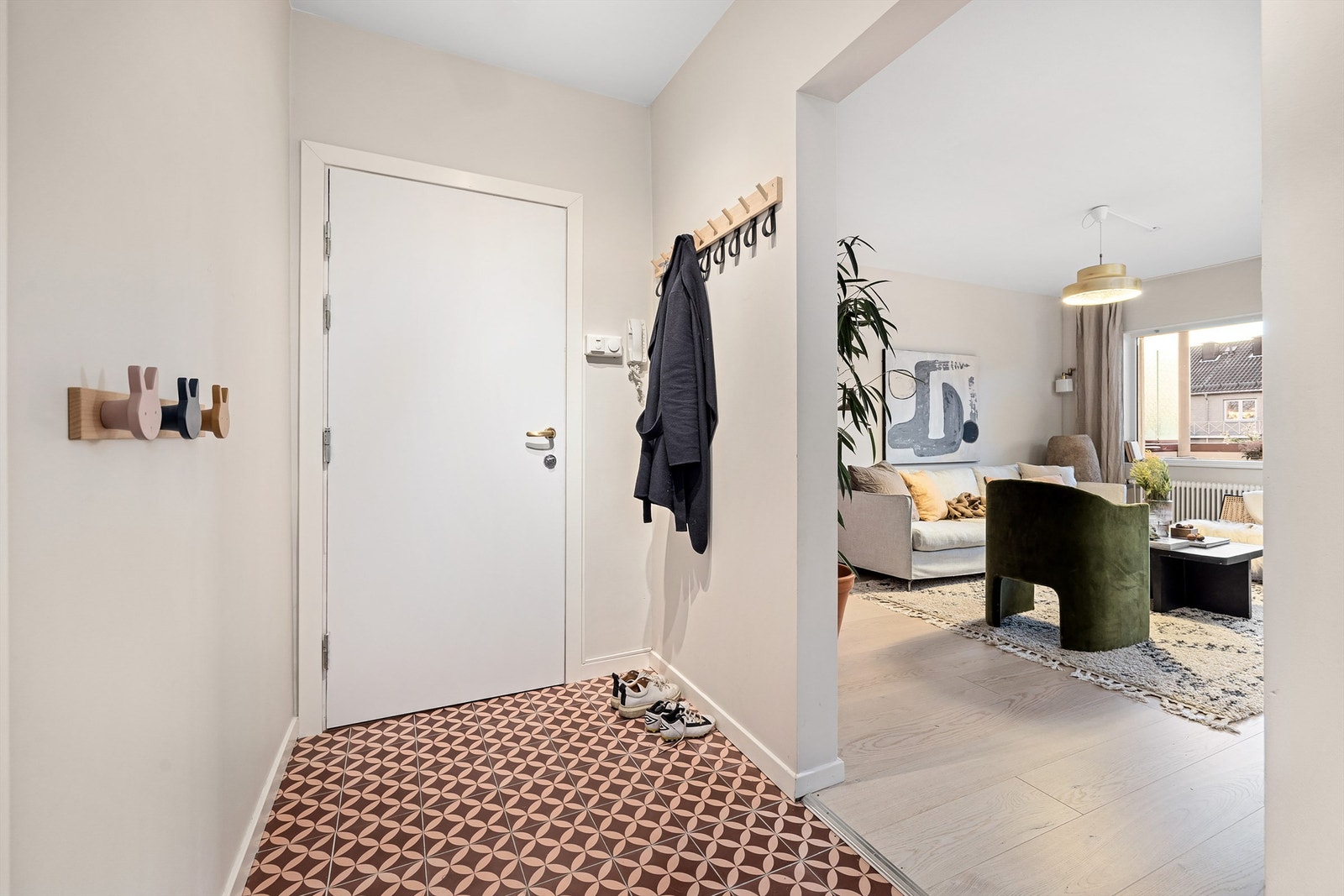 Ved å velge fliser slik som en nabo har gjort her, slipper du å bekymre deg for å ødelegge tregulvet med våte sko Galleribilde