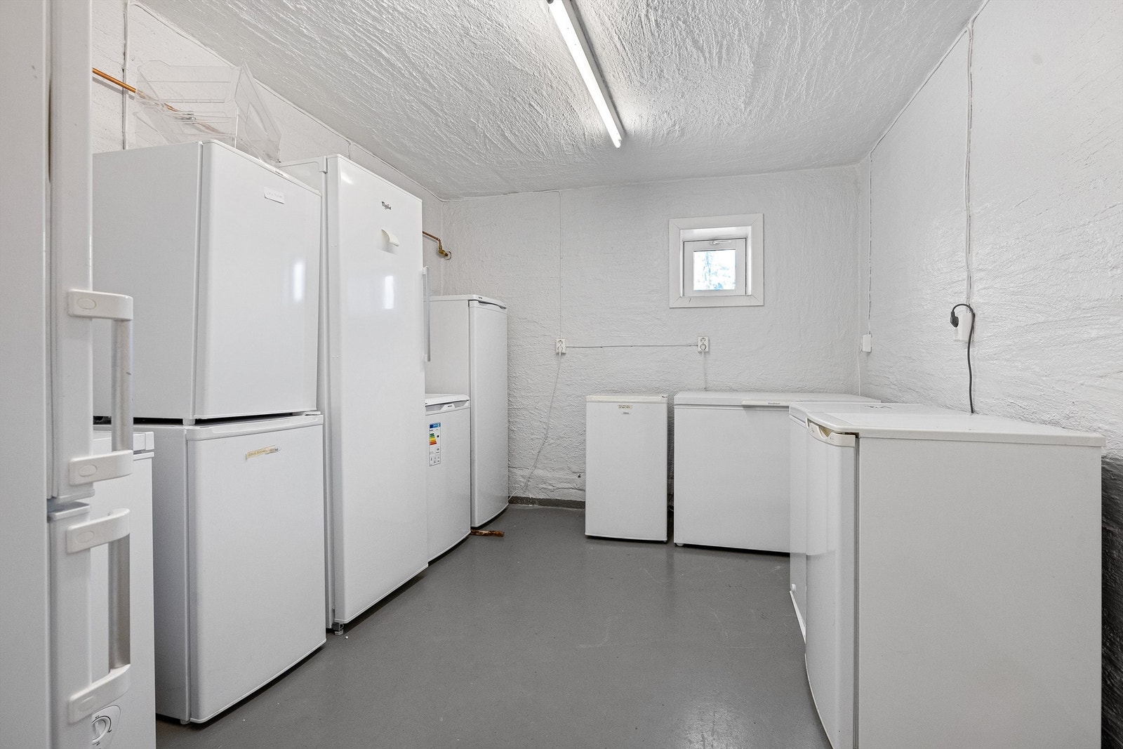 Felles fryserom i kjeller med plass til private frysebokser (bilde lånt fra oppgang) Galleribilde