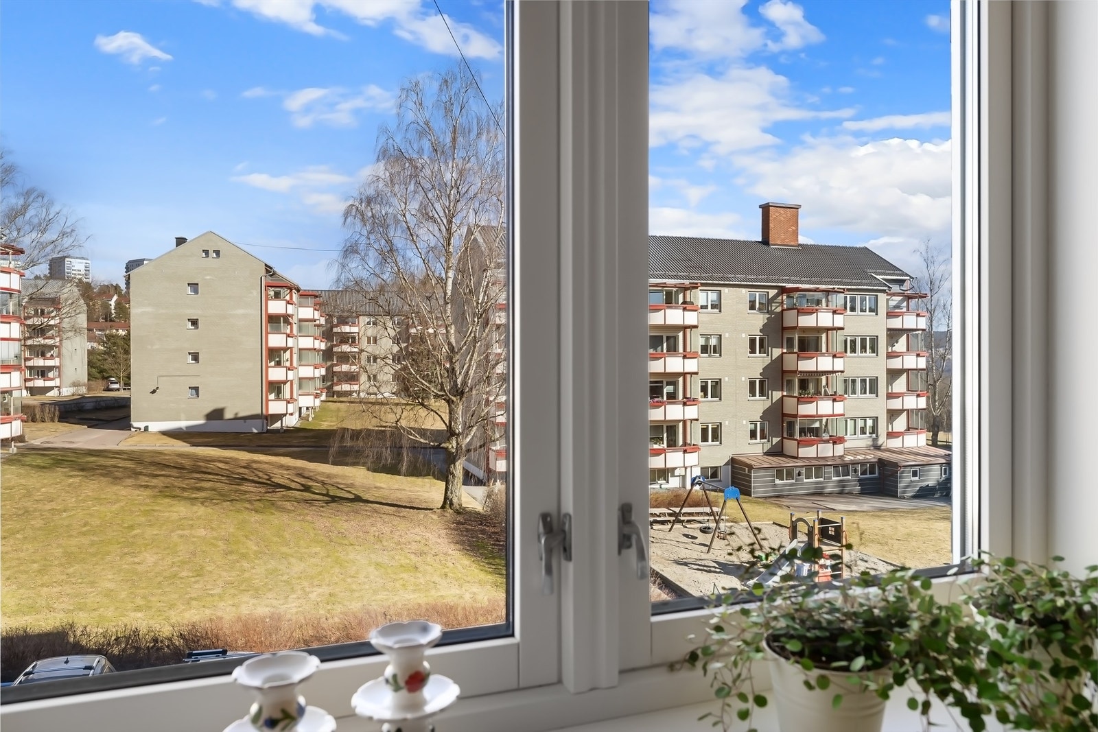 Flott utsyn mot borettslagets frodige fellesarealer bak bygget Galleribilde