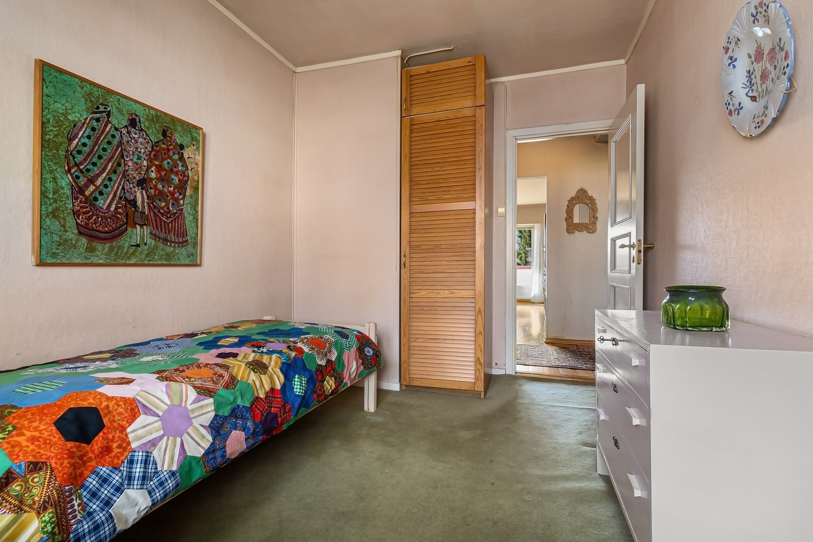 Tapet på vegger og vegg-til-vegg teppe på gulv Galleribilde