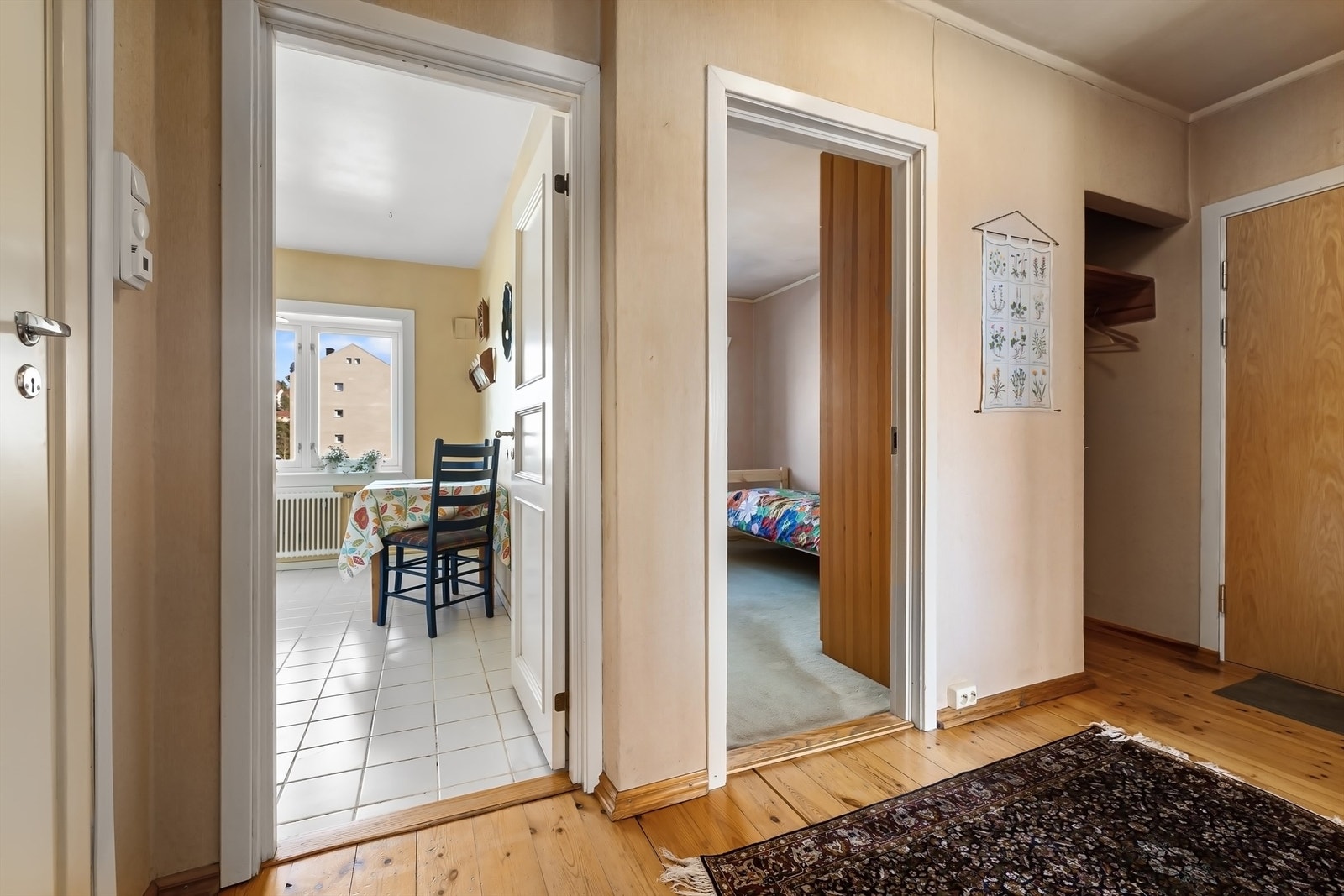 Lys og romslig entré med plass til både sko- og yttertøy i nisje Galleribilde