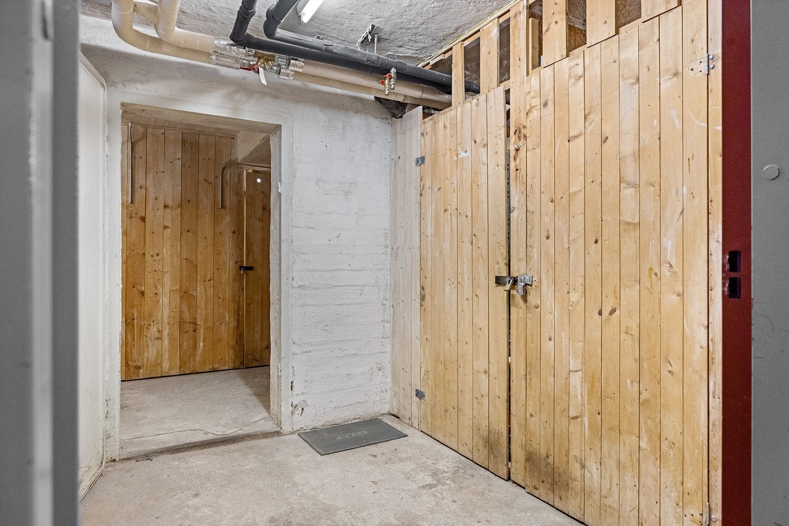 Boligen disponerer en loftsbod (?? kvm) og en kjellerbod (? kvm). Kjellerboden er lukket og perfekt til sportsutstyr
(bilde lånt fra oppgang) Galleribilde